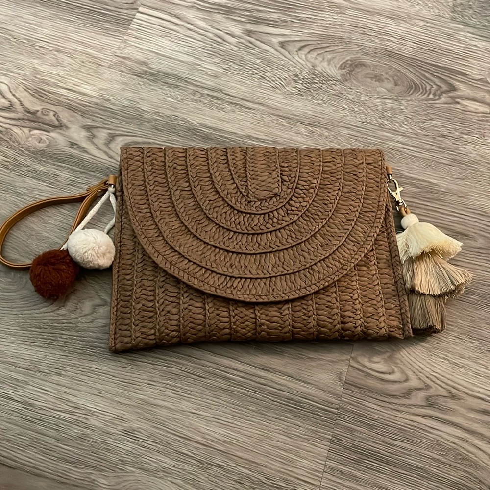 Brown Basket Weaved Purse 👜. Can Be Worn As A Crossbody Purse, Or a Wristlet.